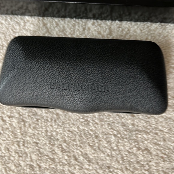 Gently worn authentic Balenciaga monogram sunglasses. - Picture 6 of 7
